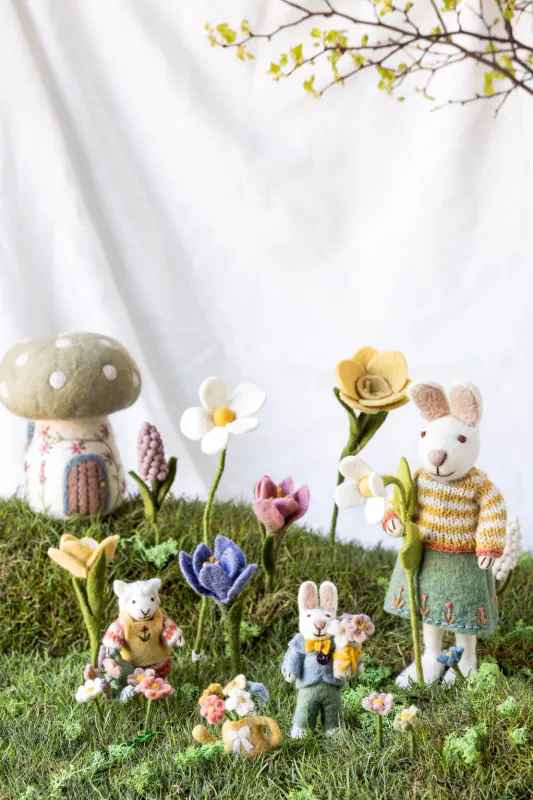 Vannkanne med blomster. Støvgrønn