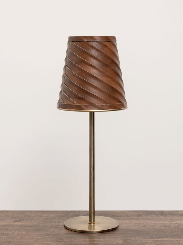 Bordlampe med skinnskjerm