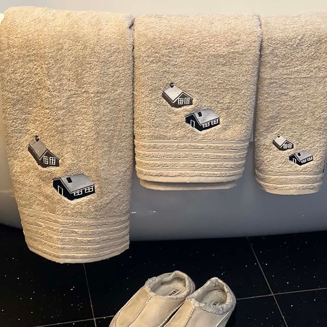 Hovedbilde Håndklær med hyttemotiv Sand