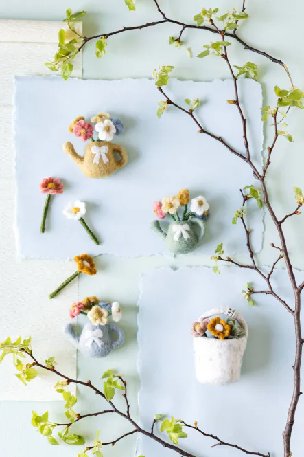 Hovedbilde Vannkanne med blomster. Støvgrønn