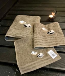 Hovedbilde Håndklær med hyttemotiv Mocca