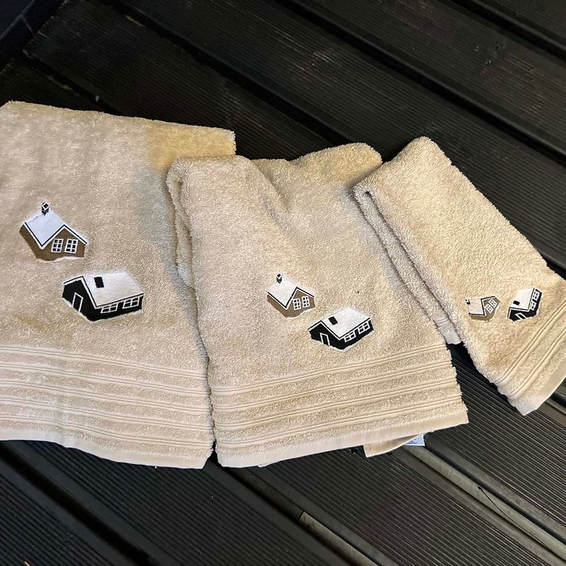Håndklær med hyttemotiv Sand
